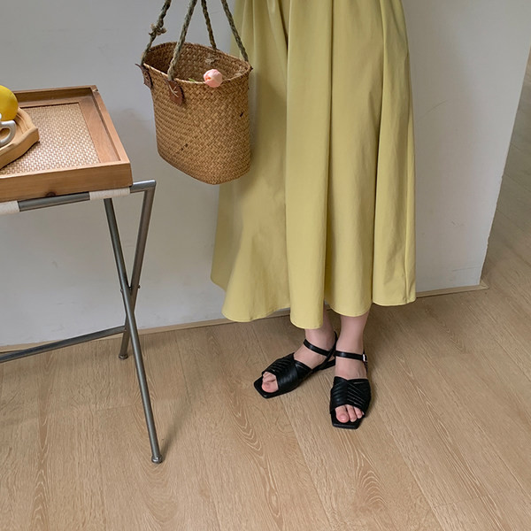 Novi model kožnih ženskih sandala na ravnom đonu sa metalnom kopčom