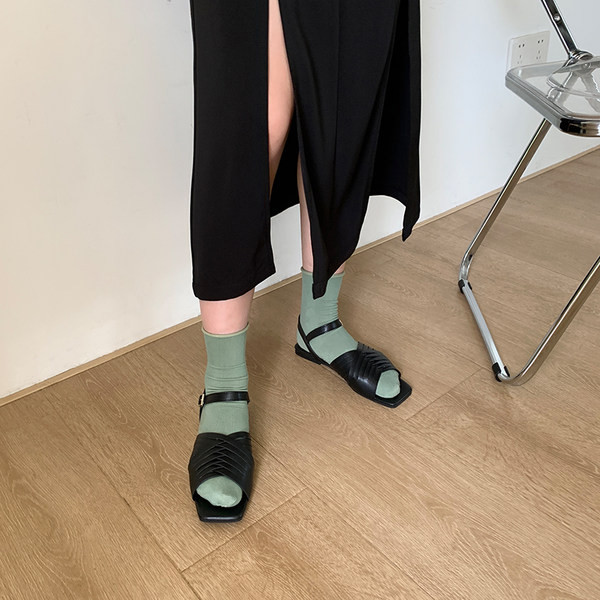 Novi model kožnih ženskih sandala na ravnom đonu sa metalnom kopčom