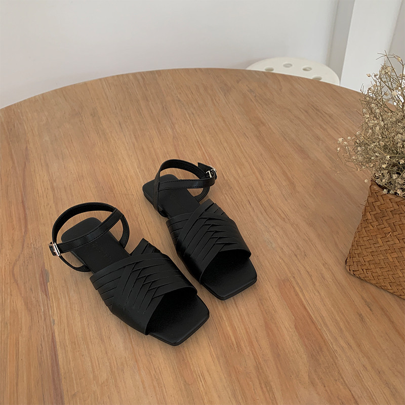 Novi model kožnih ženskih sandala na ravnom đonu sa metalnom kopčom