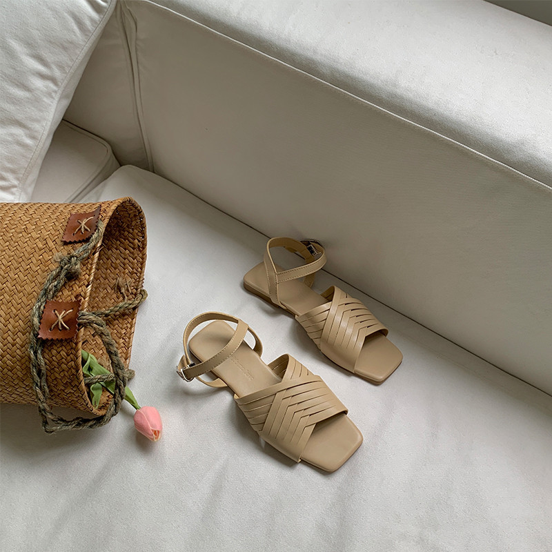 Novi model kožnih ženskih sandala na ravnom đonu sa metalnom kopčom