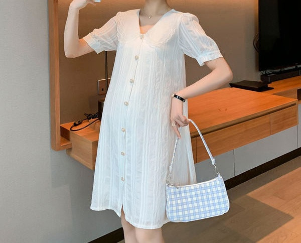 Moderni kratki model ženske haljine s gumbima i špic izrezom za trudnice