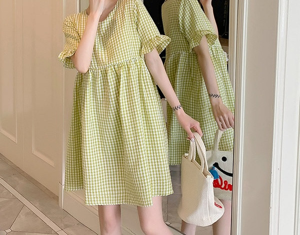 Μοντέρνο γυναικείο κοντό φόρεμα με οβάλ ντεκολτέ