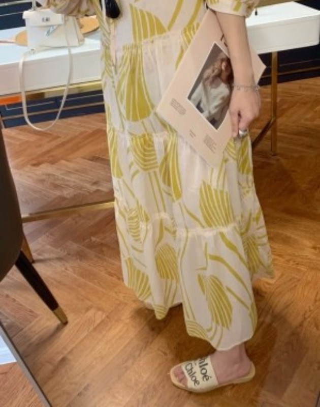 Elegantna duga ženska haljina s cvjetnim uzorkom za trudnice