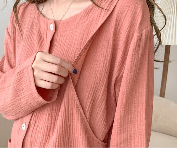 Moderna ženska pidžama s dugmićima i dugim rukavima za trudnice