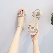 Casual γυναικεία σανδάλια με αγκράφα και επίπεδη σόλα