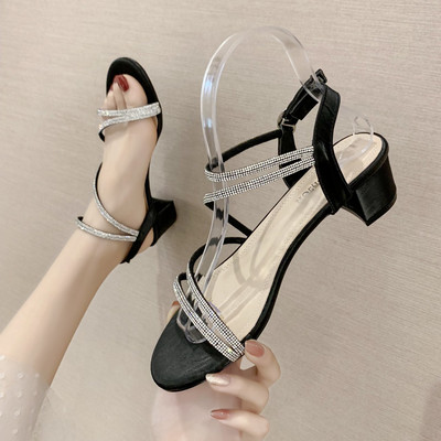 Μοντέρνα γυναικεία σανδάλια με διακοσμητικές πέτρες και τακούνι 5 cm