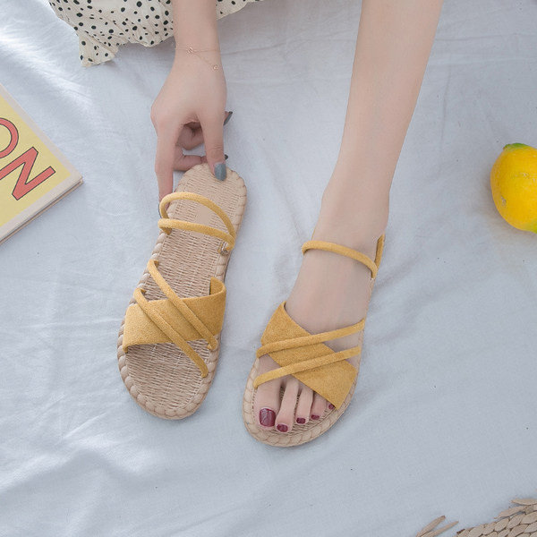 Γυναικεία σανδάλια από οικολογικό σουέτ με επίπεδη σόλα και μεταλλικό στοιχείο