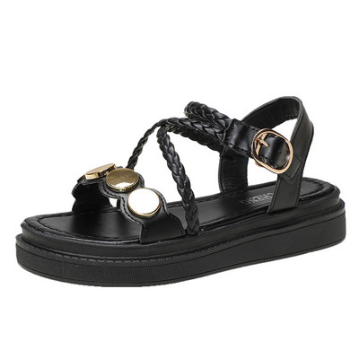 Casual γυναικεία σανδάλια με επίπεδη σόλα και μεταλλική διακόσμηση