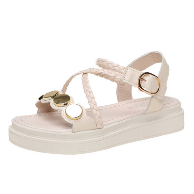 Casual γυναικεία σανδάλια με επίπεδη σόλα και μεταλλική διακόσμηση