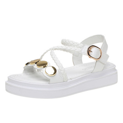 Casual γυναικεία σανδάλια με επίπεδη σόλα και μεταλλική διακόσμηση