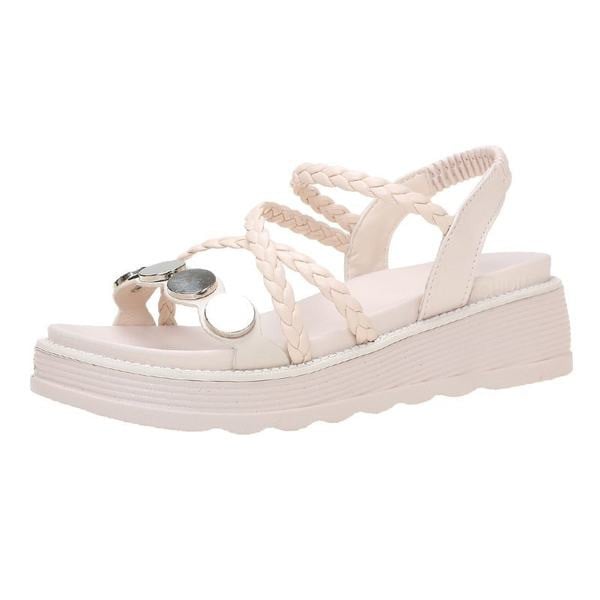 Casual γυναικεία σανδάλια με επίπεδη σόλα και μεταλλική διακόσμηση