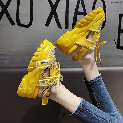 Μοντέρνα σανδάλια με υψηλή τραχιά πλατφόρμα