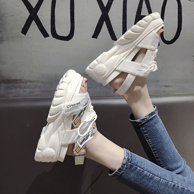 Μοντέρνα σανδάλια με υψηλή τραχιά πλατφόρμα