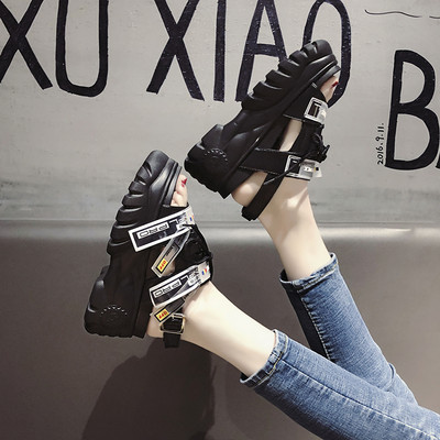 Μοντέρνα σανδάλια με υψηλή τραχιά πλατφόρμα