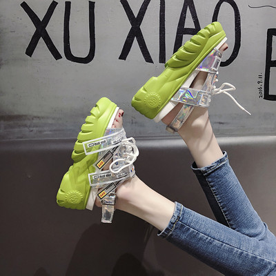 Μοντέρνα σανδάλια με υψηλή τραχιά πλατφόρμα