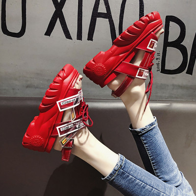 Μοντέρνα σανδάλια με υψηλή τραχιά πλατφόρμα