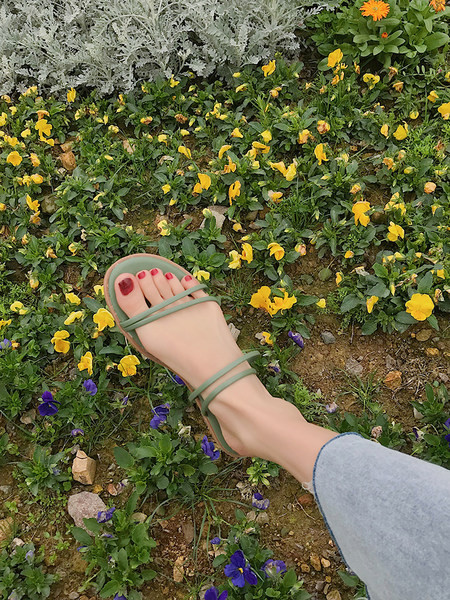 Novi model ženskih ležernih sandala sa tankim remenčićima i ravnim đonom