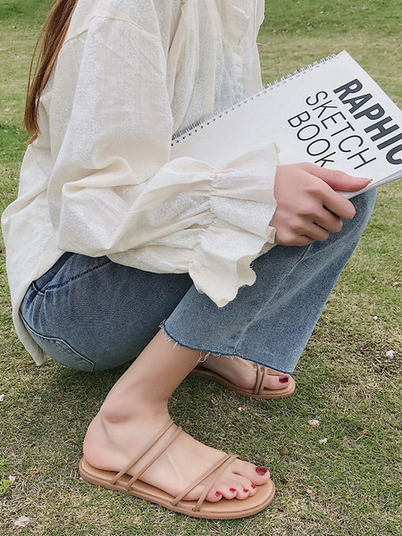 Novi model ženskih ležernih sandala sa tankim remenčićima i ravnim đonom