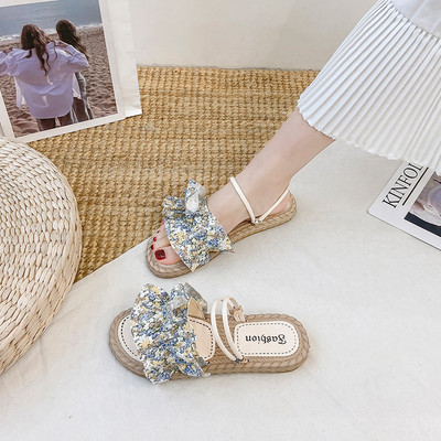 Casual γυναικεία σανδάλια με βολάν και μεταλλικό στοιχείο