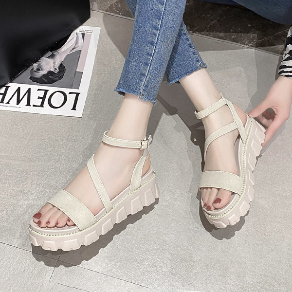 Γυναικεία σανδάλια με τραχιά σόλα και λουράκια