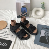Naiste sandaalid takja- ja plastikklambritega