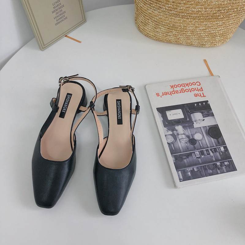 Casual γυναικεία σανδάλια από οικολογικό δέρμα με αγκράφα και χοντρό τακούνι