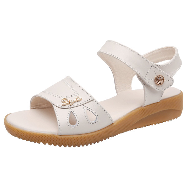 Γυναικεία έκο δερμάτινα σανδάλια με μεταλλικό στοιχείο