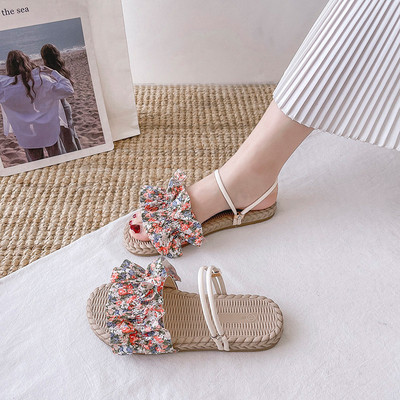 Γυναικεία casual σανδάλια με μεταλλικό στοιχείο και βολάν 