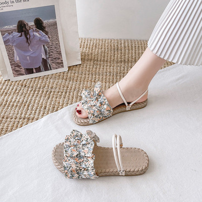 Γυναικεία casual σανδάλια με μεταλλικό στοιχείο και βολάν 