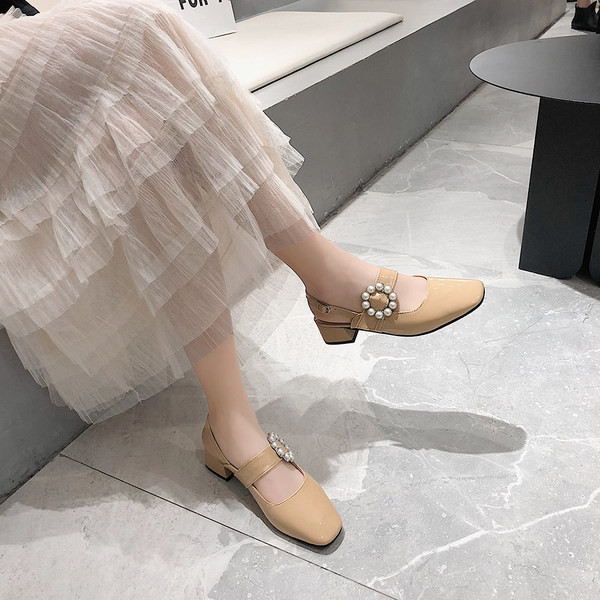 Lakirane sandale s ukrasnim perlama i kopčom - retro model