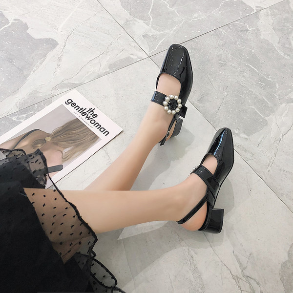 Lakirane sandale s ukrasnim perlama i kopčom - retro model