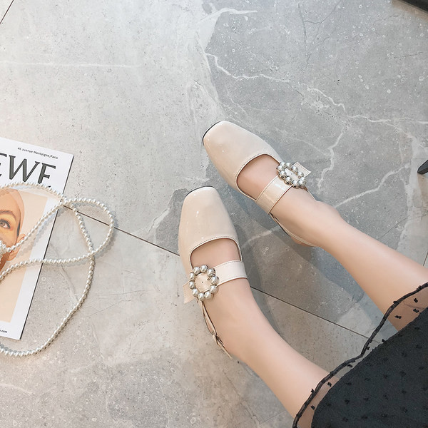 Lakirane sandale s ukrasnim perlama i kopčom - retro model