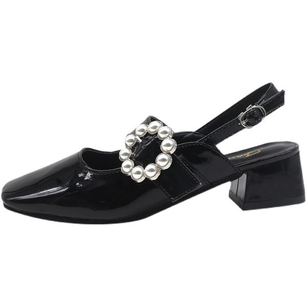 Lakirane sandale s ukrasnim perlama i kopčom - retro model