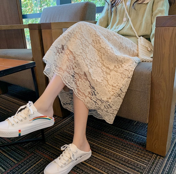 Modernus moteriškas tiesaus modelio sijonas su nėriniais nėščiosioms