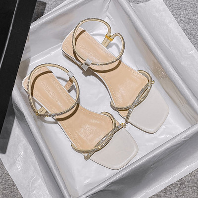 Μοντέρνα γυναικεία σανδάλια με τετράγωνο τακούνι σε μπεζ και μαύρο χρώμα