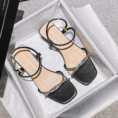 Μοντέρνα γυναικεία σανδάλια με τετράγωνο τακούνι σε μπεζ και μαύρο χρώμα