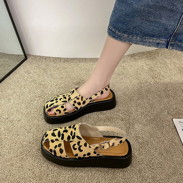 Νέο μοντέλο casual γυναικεία σανδάλια με επίπεδη σόλα και αγκράφα