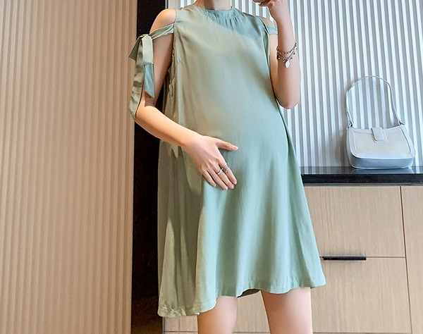 Μονόχρωμο κλασικό φόρεμα με οβάλ λαιμόκοψη για εγκύους