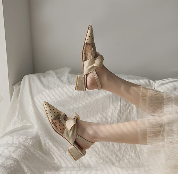 Novi model aktualnih ženskih sandala na točkice sa ukrasnom trakom