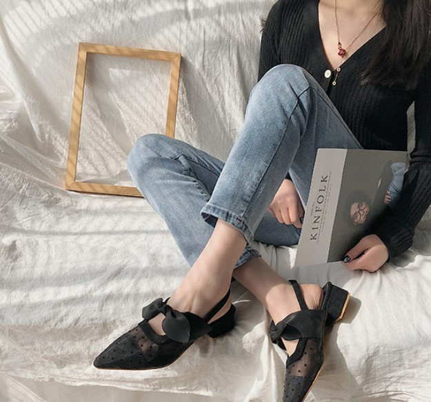 Novi model aktualnih ženskih sandala na točkice sa ukrasnom trakom