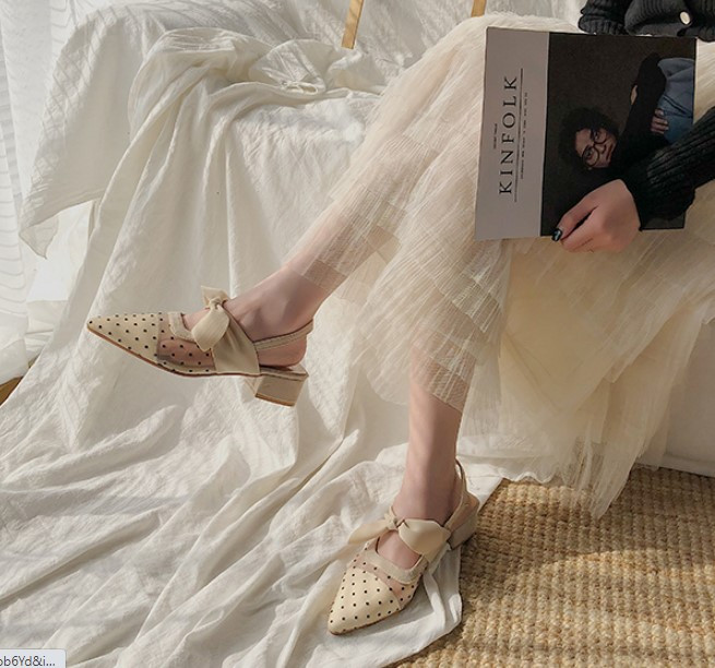 Novi model aktualnih ženskih sandala na točkice sa ukrasnom trakom