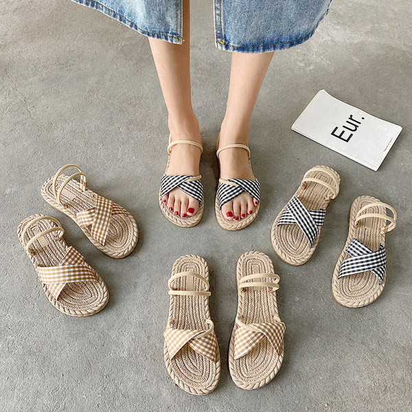 Ležerne karirane ženske sandale na ravnom potplatu