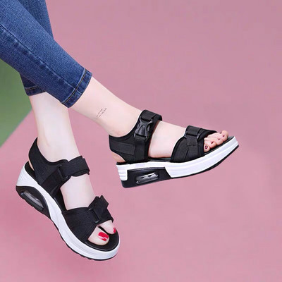 Sportske i ležerne sandale s plastičnim kopčama