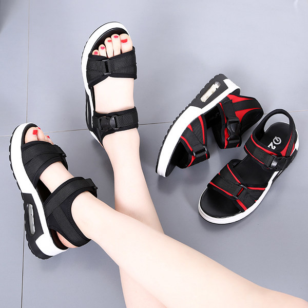 Sportske i ležerne sandale s plastičnim kopčama