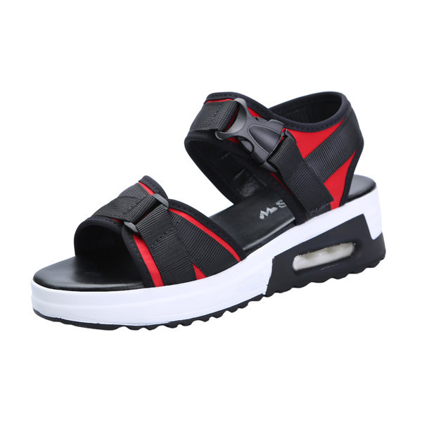 Sportske i ležerne sandale s plastičnim kopčama