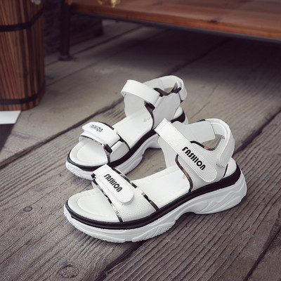 Ženske sandale sa čičak kopčanjem i natpisom