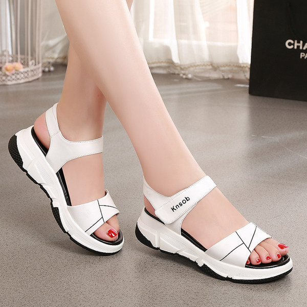 Novi model ljetnih sandala od eko kože sa naljepnicama