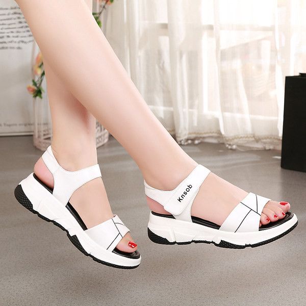 Novi model ljetnih sandala od eko kože sa naljepnicama