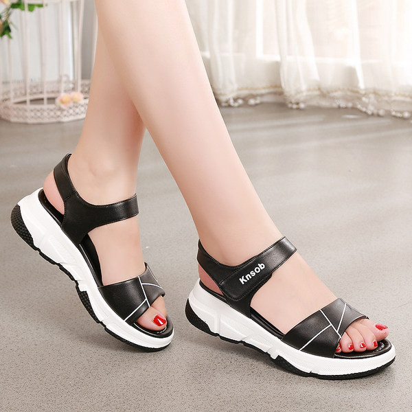 Novi model ljetnih sandala od eko kože sa naljepnicama