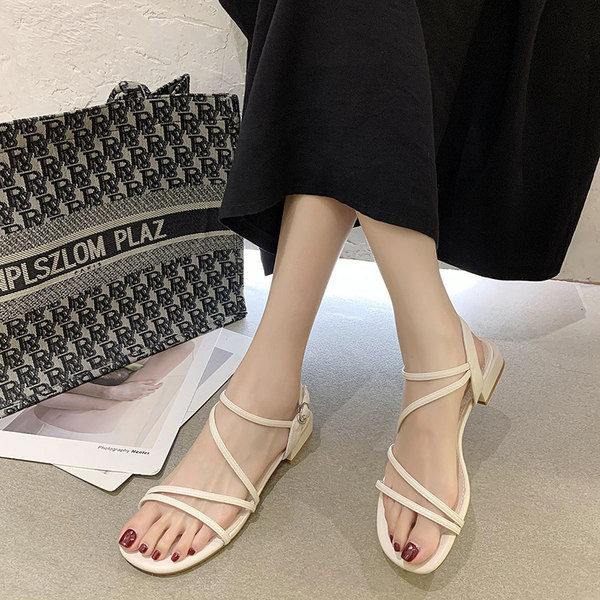 Γυναικεία σανδάλια με δερμάτινα λουριά σε δύο χρώματα